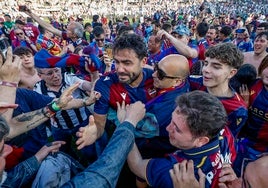 Iborra celebra junto a los aficionados granotas en El Plantío.