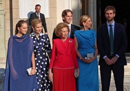 Irene Urdanagarin, la Infanta Elena de Borbón. la Reina Sofía de Grecia, la Infanta Cristina de Borbón, Miguel Urdangarin y Juan Urdangarin en la boda de Teodora de Grecia y Matthew Kumar.
