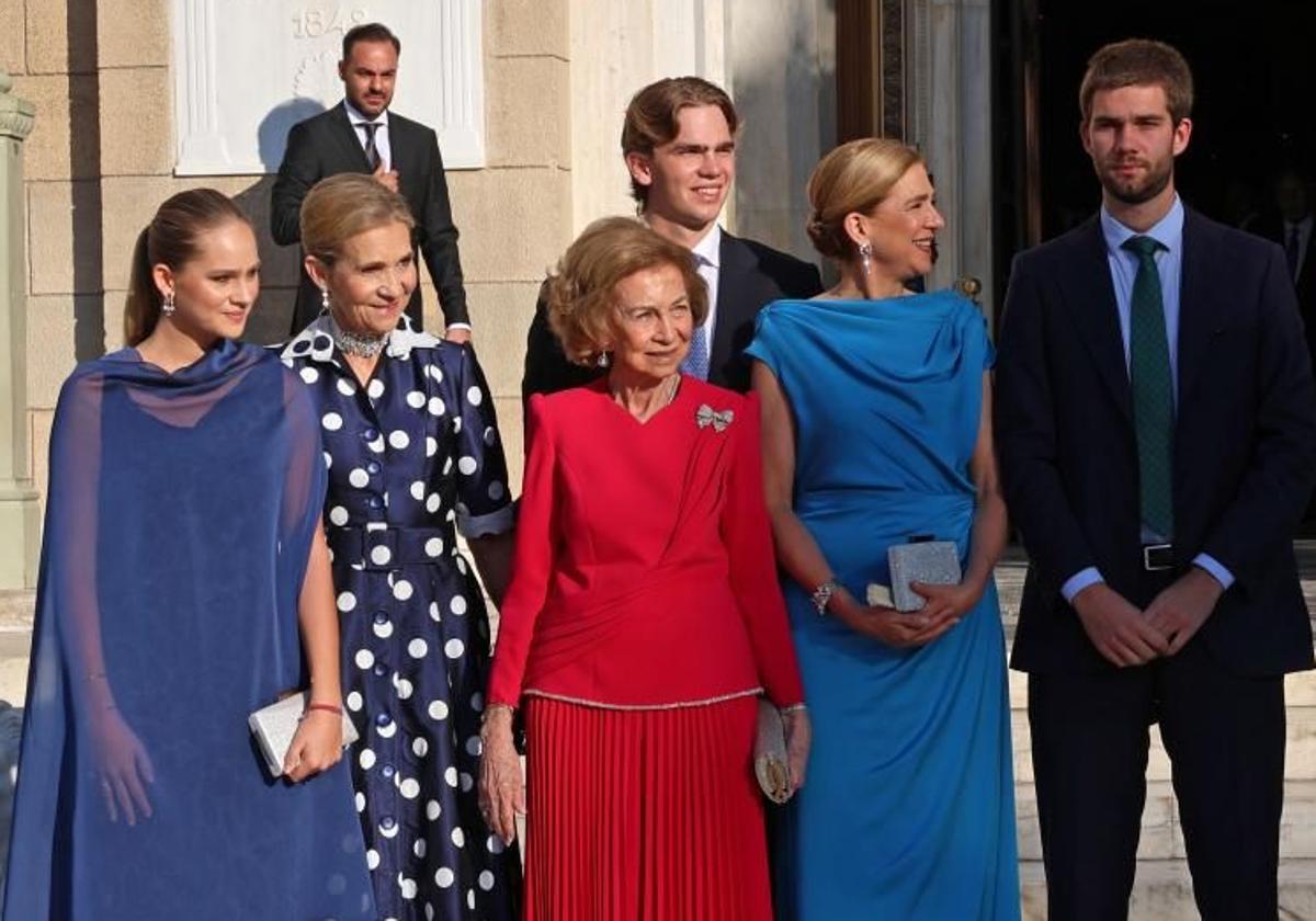 Irene Urdanagarin, la Infanta Elena de Borbón. la Reina Sofía de Grecia, la Infanta Cristina de Borbón, Miguel Urdangarin y Juan Urdangarin en la boda de Teodora de Grecia y Matthew Kumar.