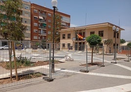 plaza de España, con el Ayuntamiento de Picanya al fondo, rodeada de vallas de obra.
