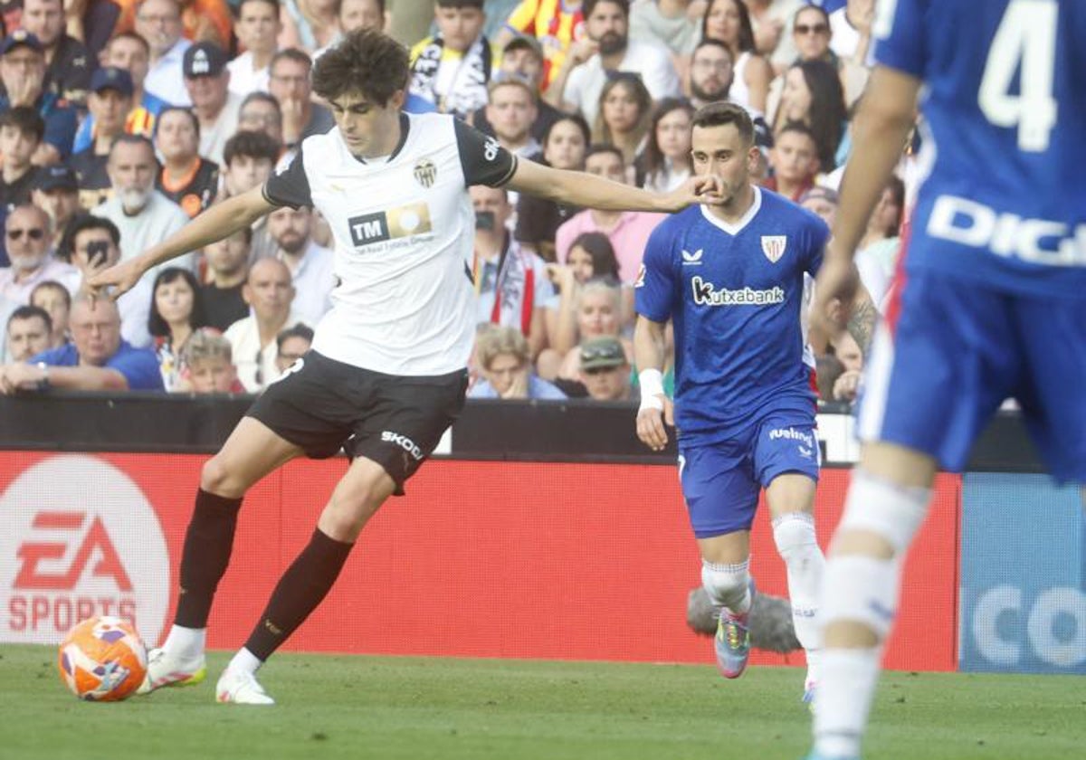 Javi Guerra, durante el partido contra el Athletic en Mestalla.