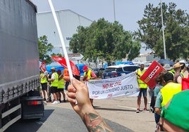 Portesta a las puertas de la fábrica de Sagunto.