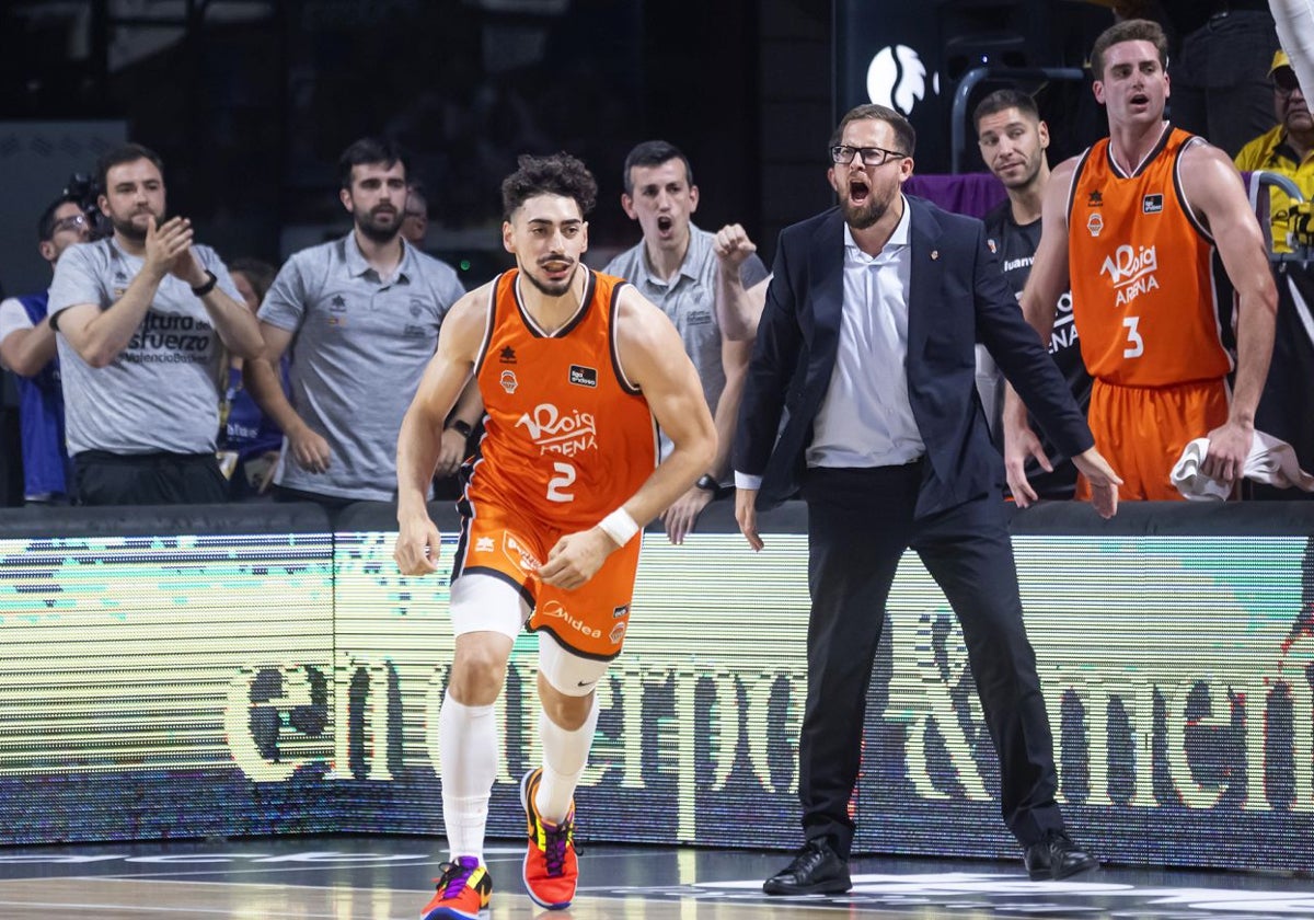 El banquillo del Valencia Basket celebra un triple de Josep Puerto en Tenerife.