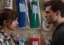 Dakota Johnson y Jamie Dornan, en una escena en la ferretería en 'Cincuenta sombras de Grey'.
