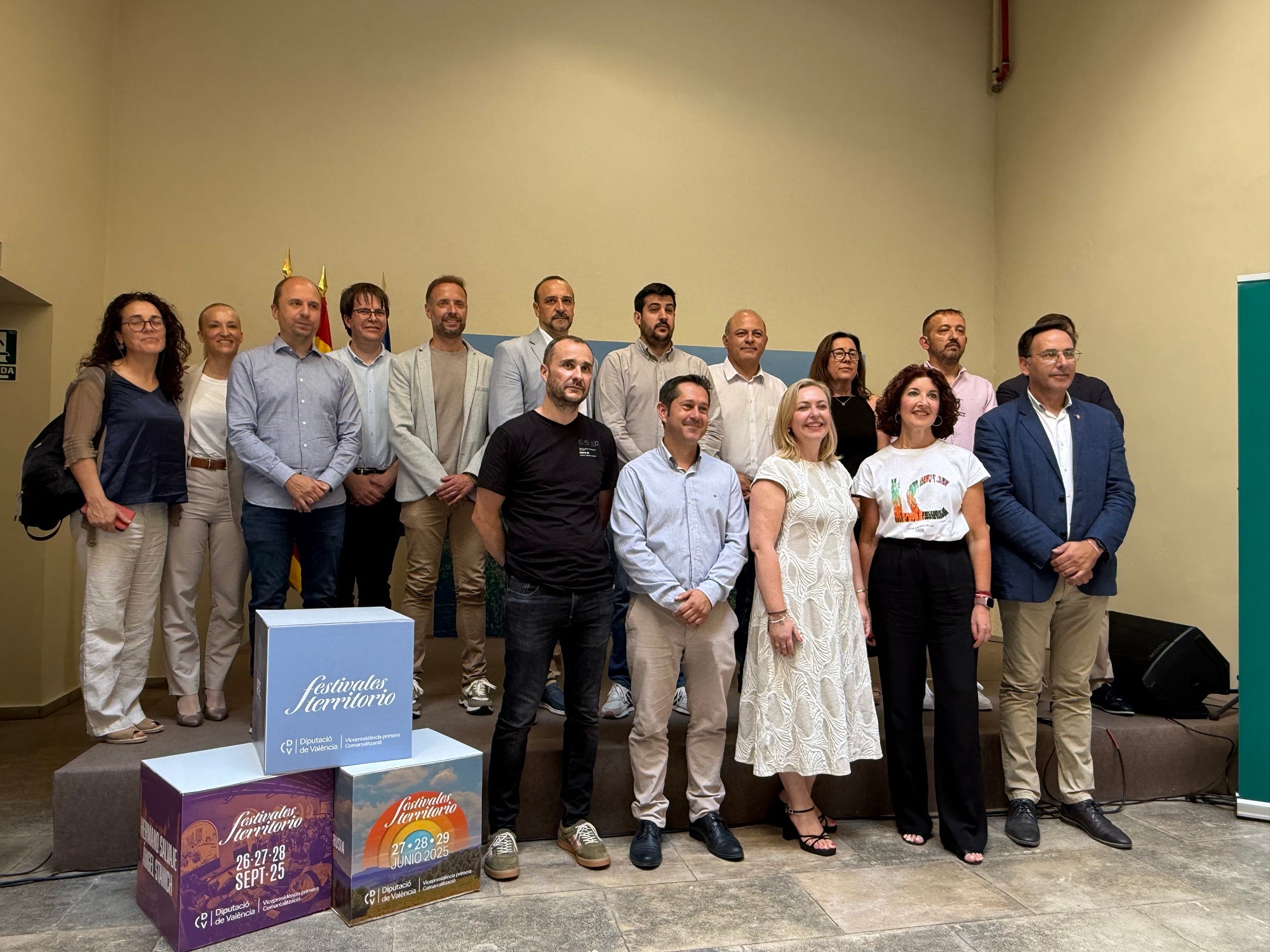 Presentación del festival con la presencia de representantes municipales.