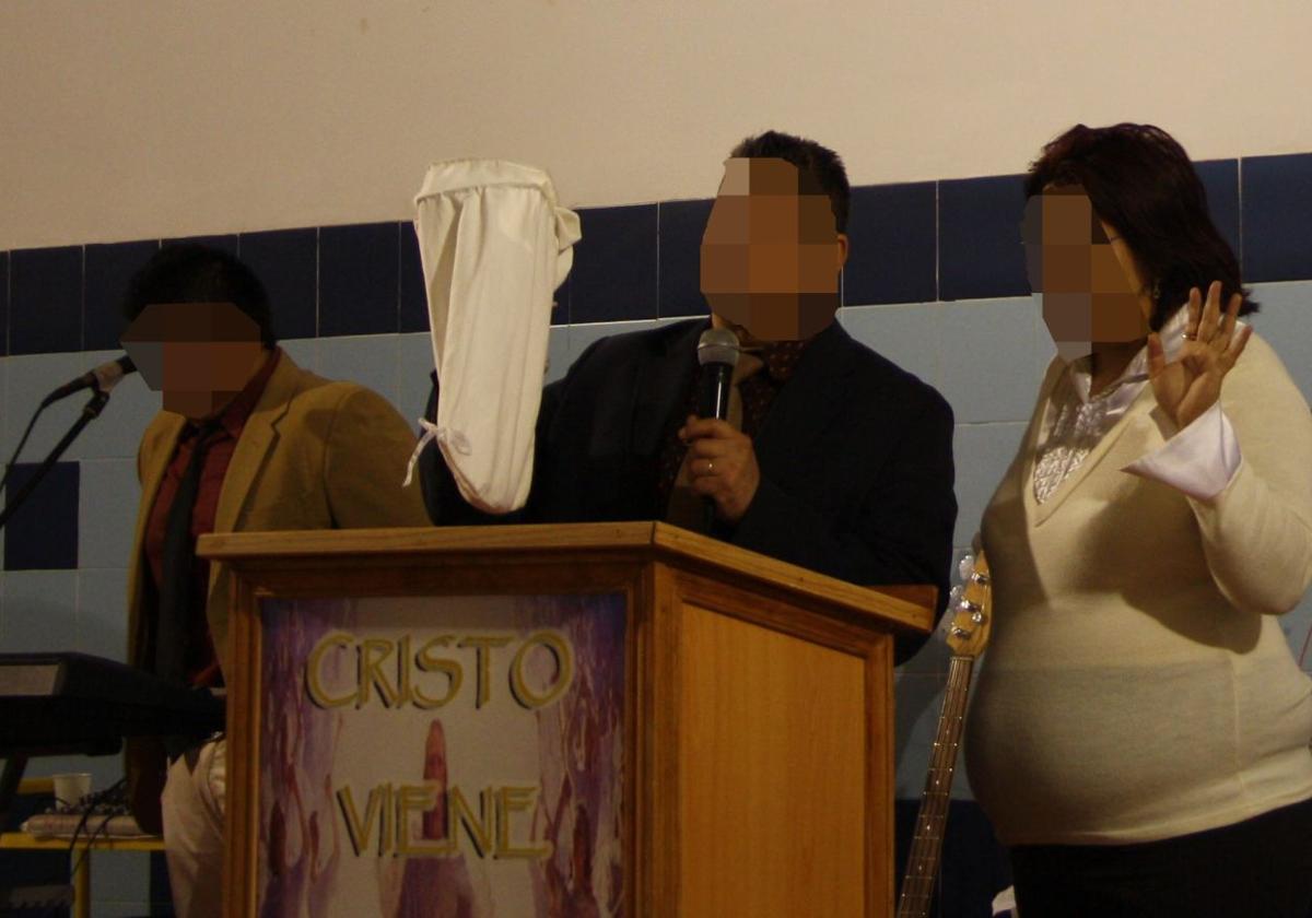 El acusado de abusos sexuales a menores en una iglesia evangelista de l'Horta, a la izquierda, junto a la profeta que trataba de sanar a las víctimas.