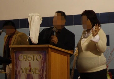 El acusado de abusos sexuales a menores en una iglesia evangelista de l'Horta, a la izquierda, junto a la profeta que trataba de sanar a las víctimas.