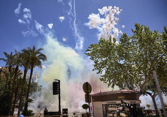 Mascletà en la plaza del Ayuntamiento de Valencia.
