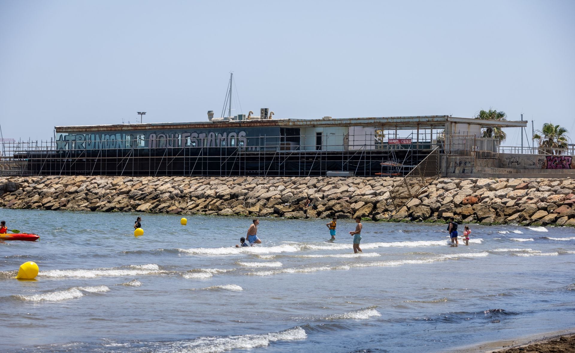 De restaurante de lujo en la Marina a chatarra sobre las olas
