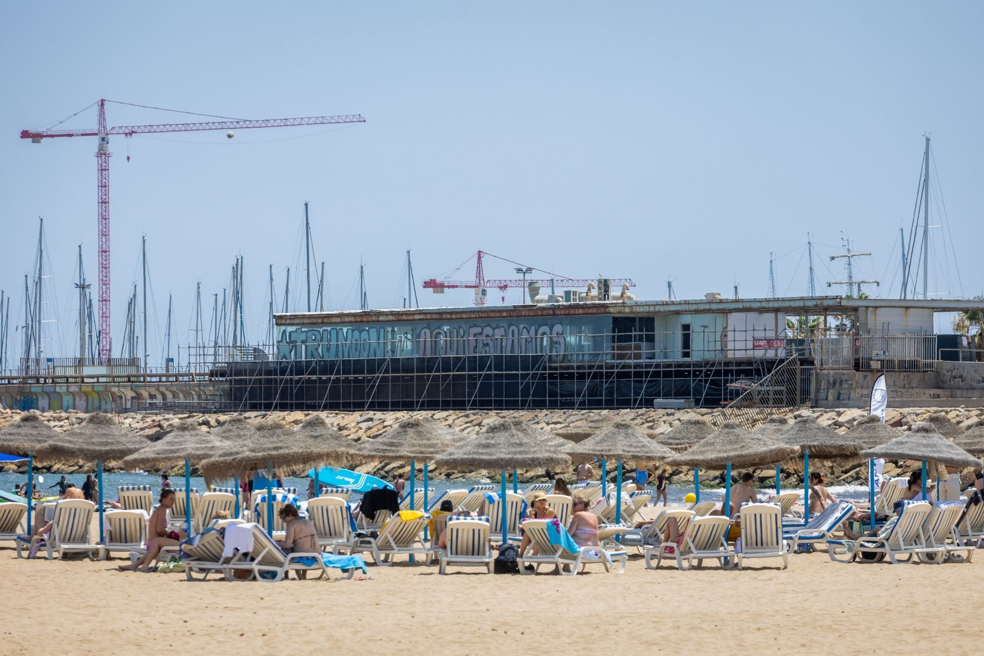 De restaurante de lujo en la Marina a chatarra sobre las olas