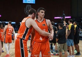 Los jugadores del Valencia celebran la victoria, al término del tercer partido de las semifinales de la Liga Endesa de baloncesto que La Laguna Tenerife y Valencia Basket