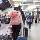 Jóvenes con maletas.