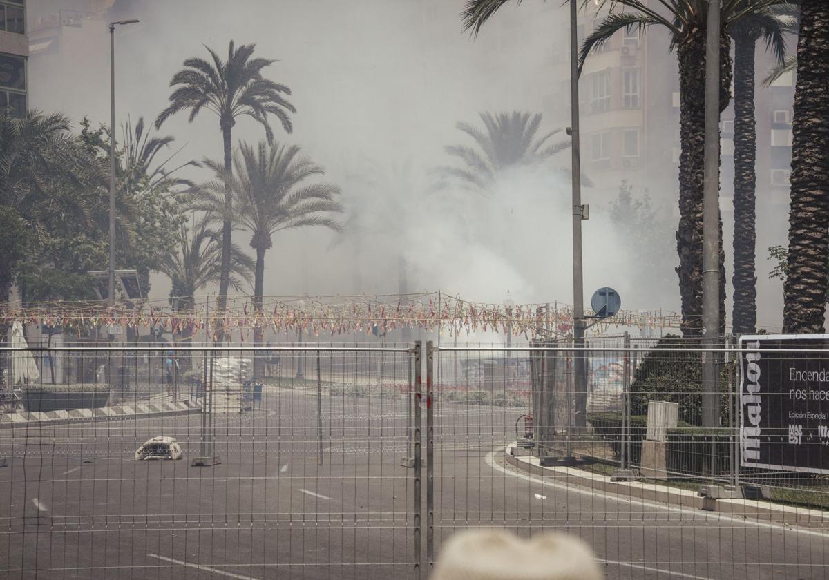 Primera mascletá por las hogueras de San Juan en Alicante