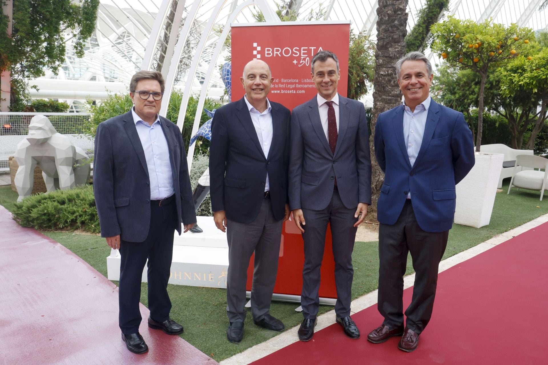 A la derecha, Diego Lorente, secretario general de la Asociación Valenciana de Empresarios.