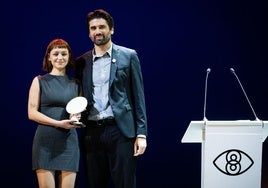 La actriz María Romanillos junto a Carlos Madrid en el momento de recibir el premio.