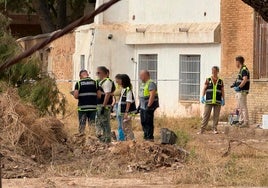 Un grupo de policías inspeccionan el descampado junto al cuerpo de la víctima.
