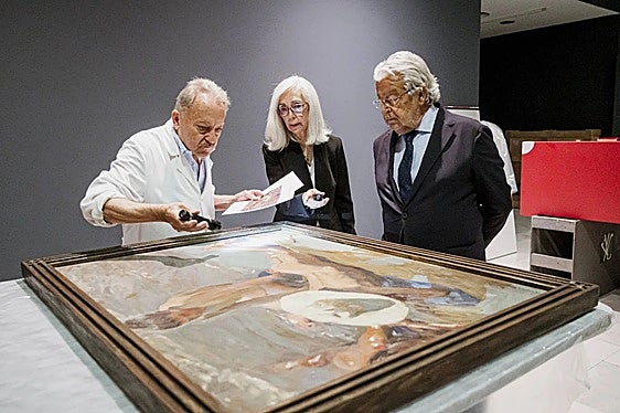 Blanca Pons Sorolla, en el centro, y a la derecha, Rafael Alcón.