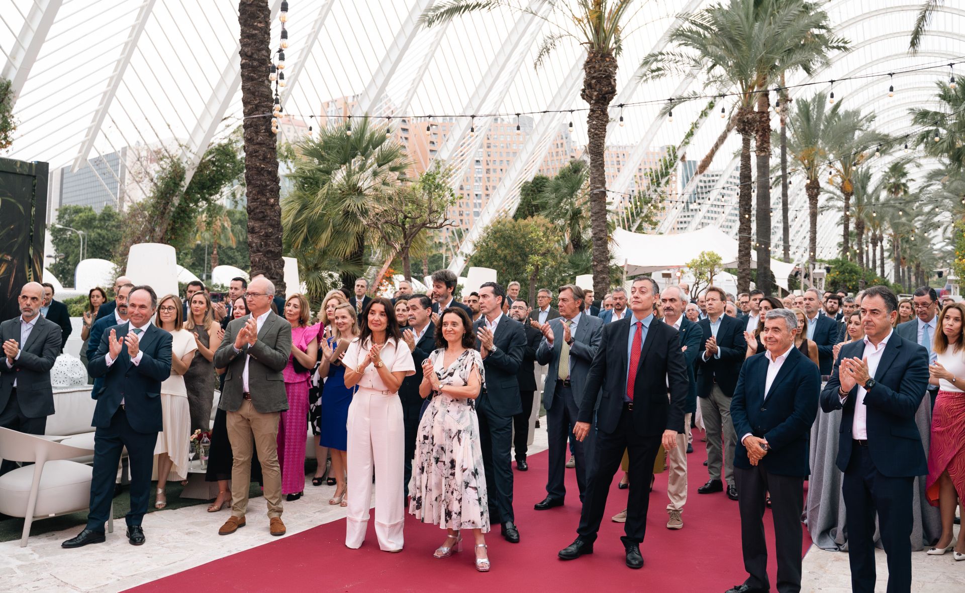 Invitados a la fiesta de aniversario en la terraza de l'Umbracle.