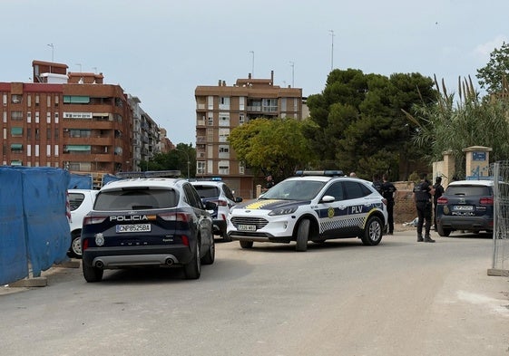 Varias patrullas de la Policía Local y Policía Nacional en el lugar donde han encontrado el cadáver calcinado.