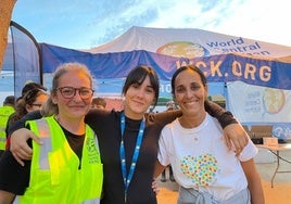 Voluntarias del punto de reparto del colegio San Carlos de Albal, junto a la cantante Aitana. LM
