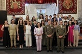 Los premiados, con las autoridades tras el acto de entrega de los Premios.