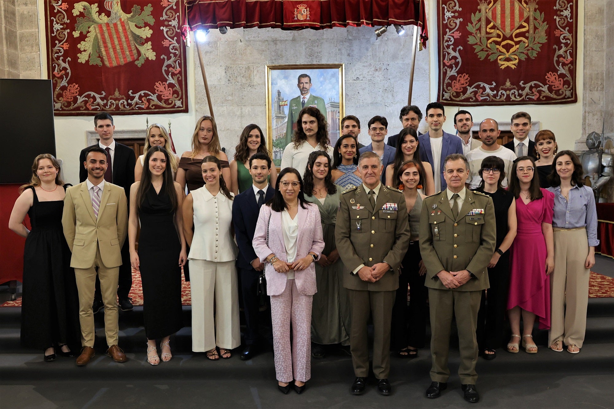Los premiados, con las autoridades tras el acto de entrega de los Premios.