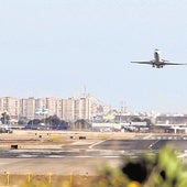 Un avión toma tierra en Manises.