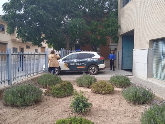 Un vehículo de la Guardia Civil sale del juzgado de Requena.