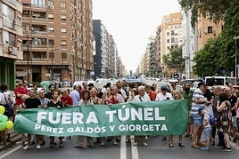 Vecinos de la Avenida Pérez Galdós cortan el túnel durante la protesta de este jueves.