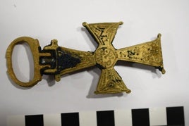 La hebilla cruciforme, una de las piezas recuperadas.