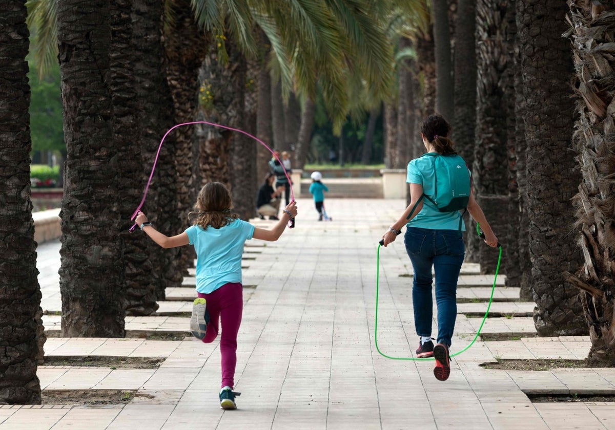 El sencillo hábito que mejora el cuerpo y la mente de tus hijos en vacaciones.