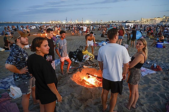 Jóvenes en la playa celebrando San Juan, el año pasado.