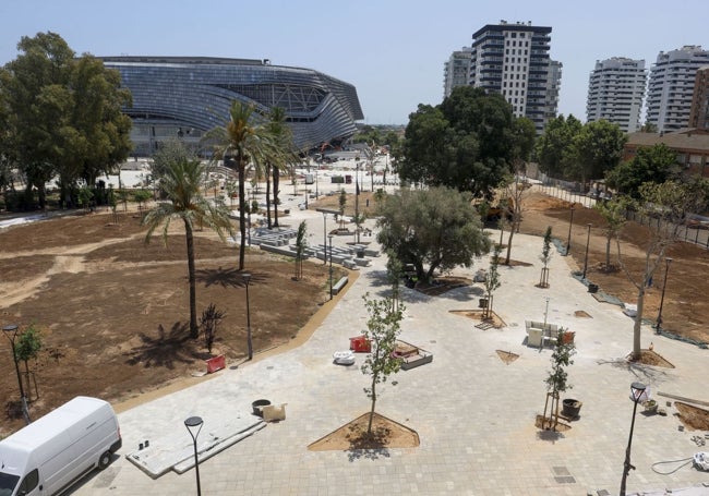 Parque que une el Roig Arena con el aparcamiento en altura.