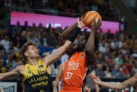 Una acción del partido del Valencia Basket contra Tenerife.