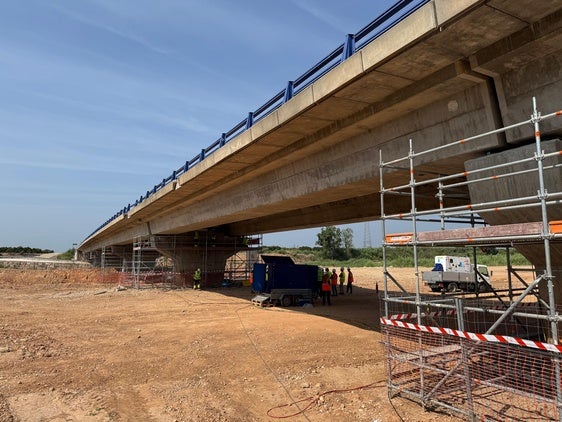 Trabajos en el puente sobre el río Magro.