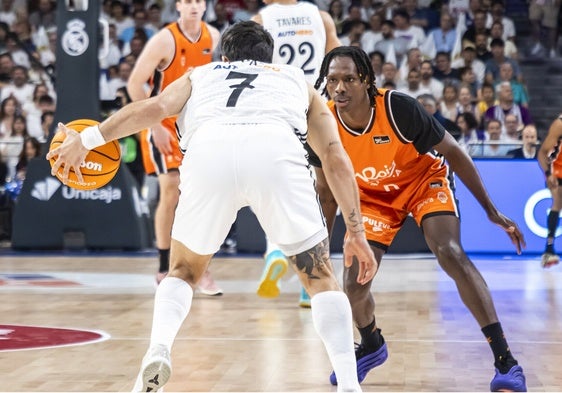Brancou Badio, defendiendo a Facundo Campazzo.