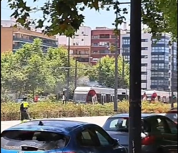 El tranvía, detenido y con humo en lo alto del vagón, tras el accidente.