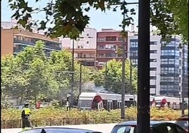 El tranvía, detenido y con humo en lo alto del vagón, tras el accidente.