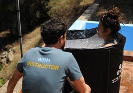 Gabriel Sánchez, instructor certificado, dando un taller de baños helados del Método Wim Hof