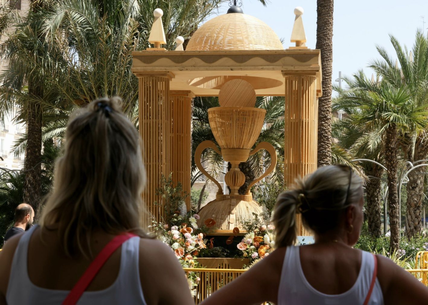 Fotos del monumento de arte floral de Amics del Corpus en la plaza de la Reina de Valencia