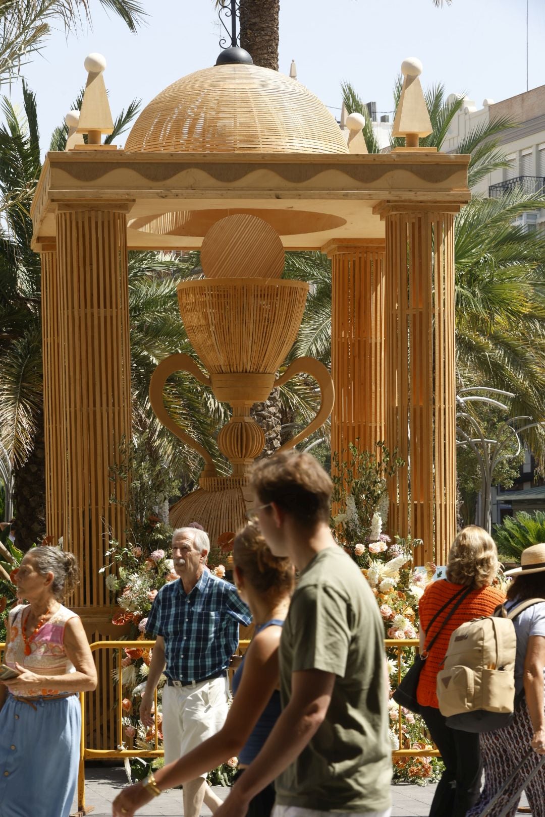 Fotos del monumento de arte floral de Amics del Corpus en la plaza de la Reina de Valencia