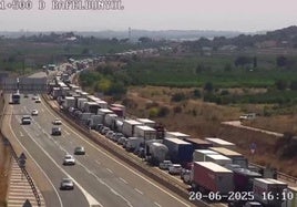 Atasco en la A-7 a la altura de Rafelbunyol en la tarde de este viernes.