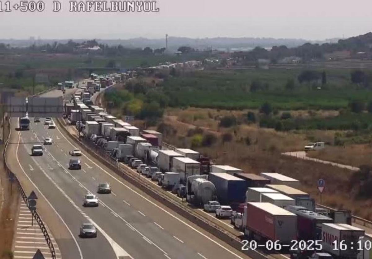 Atasco en la A-7 a la altura de Rafelbunyol en la tarde de este viernes.