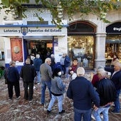 Clientes en una administración de Loterías y Apuestas del Estado.