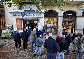 Clientes en una administración de Loterías y Apuestas del Estado.