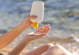 Sanidad ordena retirar de inmediato varios lotes de una crema solar por «contaminación»