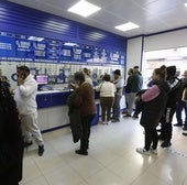 Clientes en una administración de Lotería, imagen de archivo.