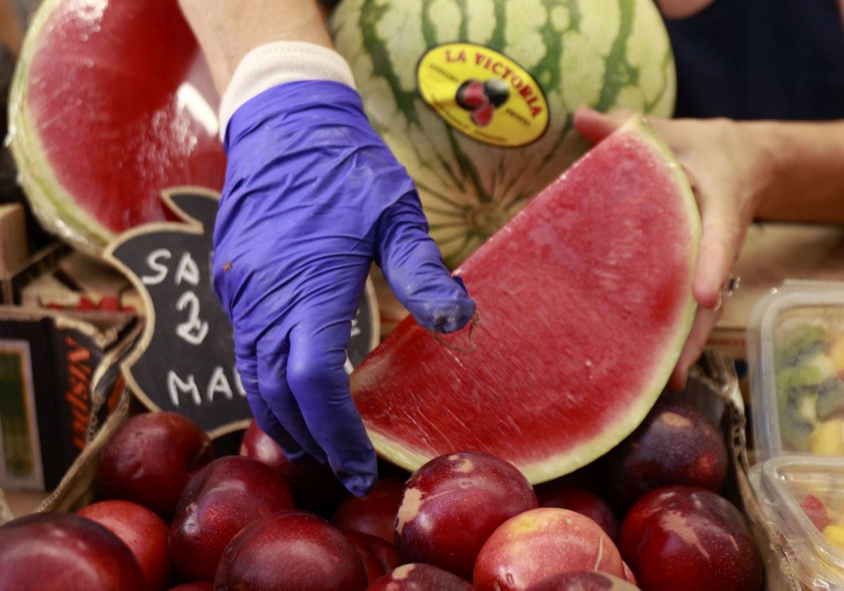 La fruta más preciada en verano, la sandía, también es la que más escasea en estos meses estivales.