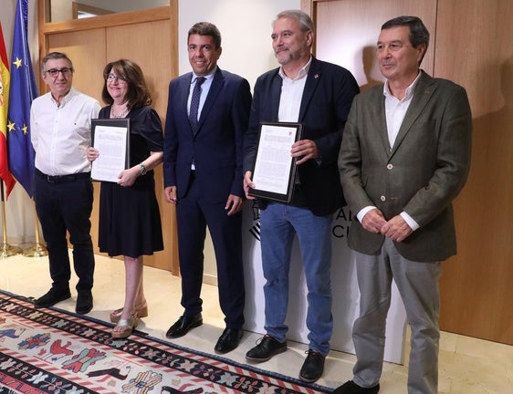 Mazón, tras la firma del convenio de colaboración entre Sanidad y las universidades alicantinas.