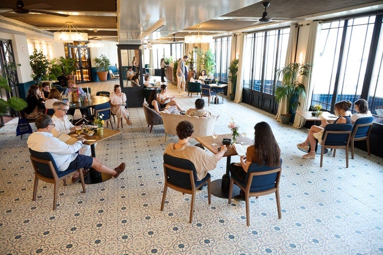 Personas leyendo en la 'reading party' celebrada el pasado martes en el hotel Only You de Valencia.
